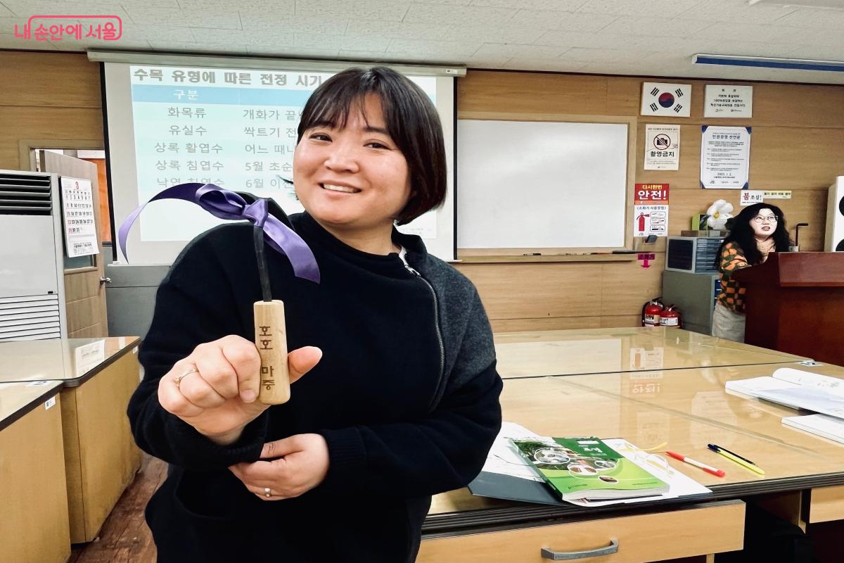 수업 중 퀴즈를 맞힌 학생에게 호미를 선물하는 박현영 교수 ©이성국