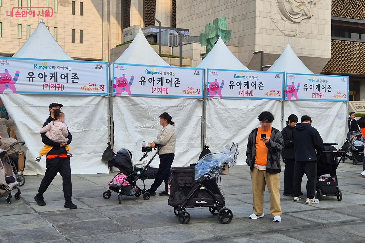 유아들의 기저귀를 갈고 수유를 할 수 있는 유아케어존 ©정향선