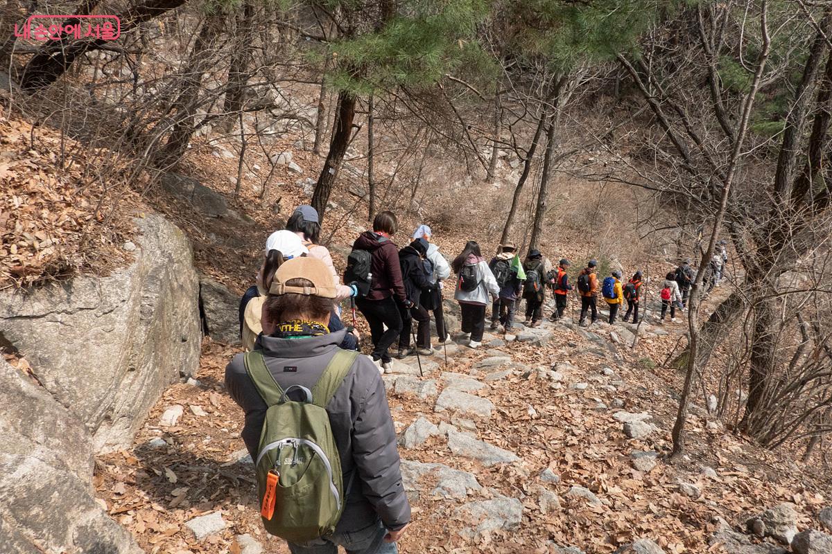 숲길 지도사 등 전문 교육을 받은 시민 참여봉사단들이 행렬 중간에서 안전을 돕는다. &copy;김인수