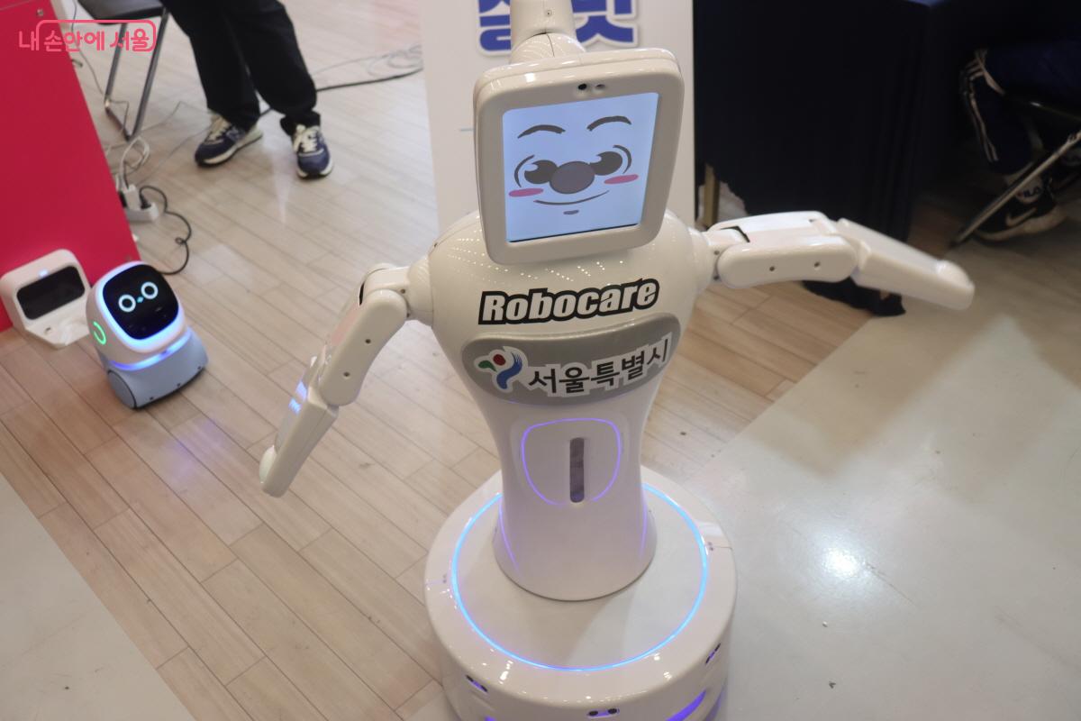 서울시 로고가 부착된 돌봄형 로봇 &copy;조송연