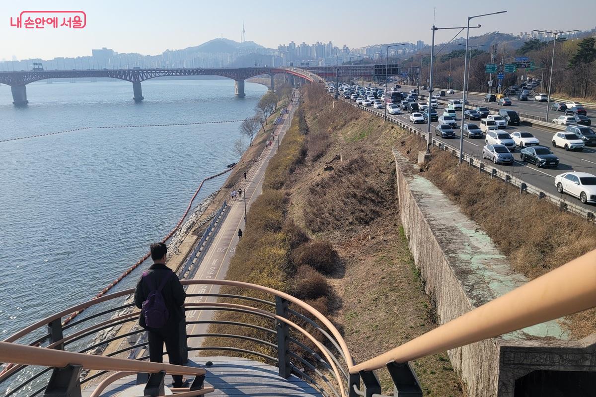 한강 산책로로 이어지는 계단을 내려서며 바라본 강변북로와 한강공원 산책길 풍경 &copy;조연