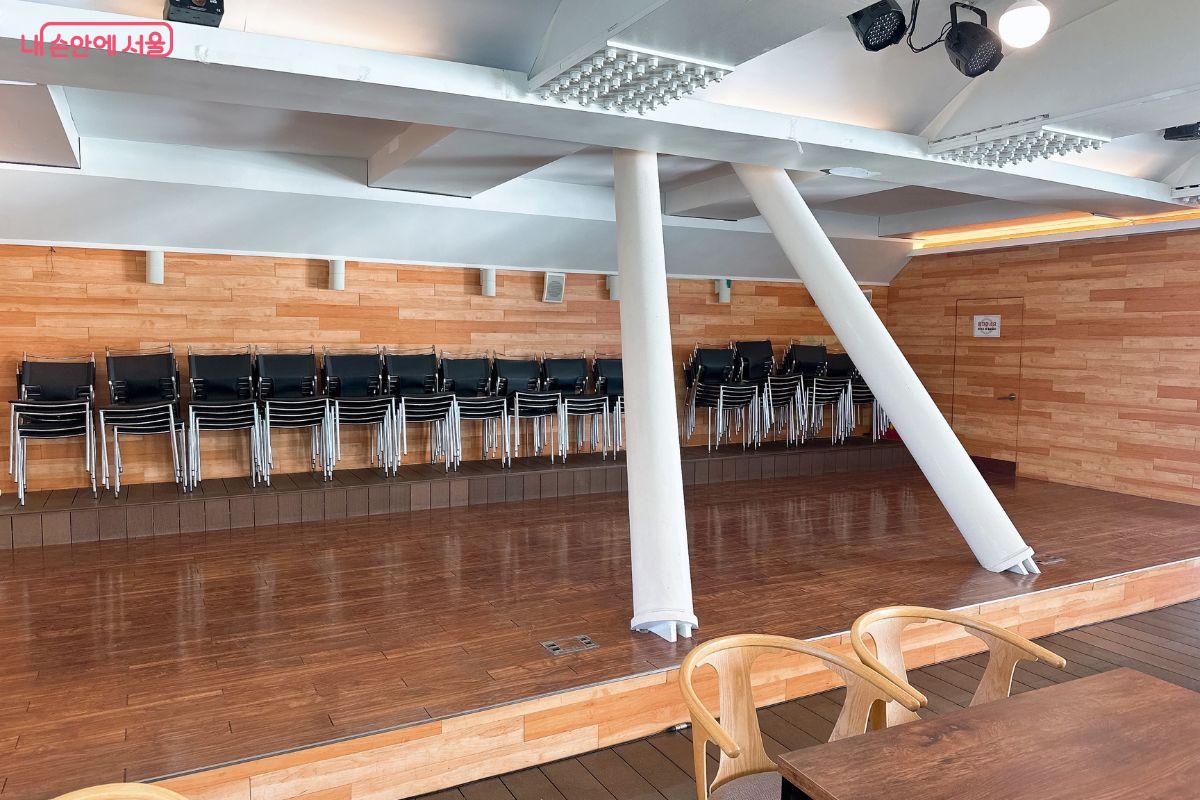 반대편으로 가면 무대공간도 있다. &copy;김재형