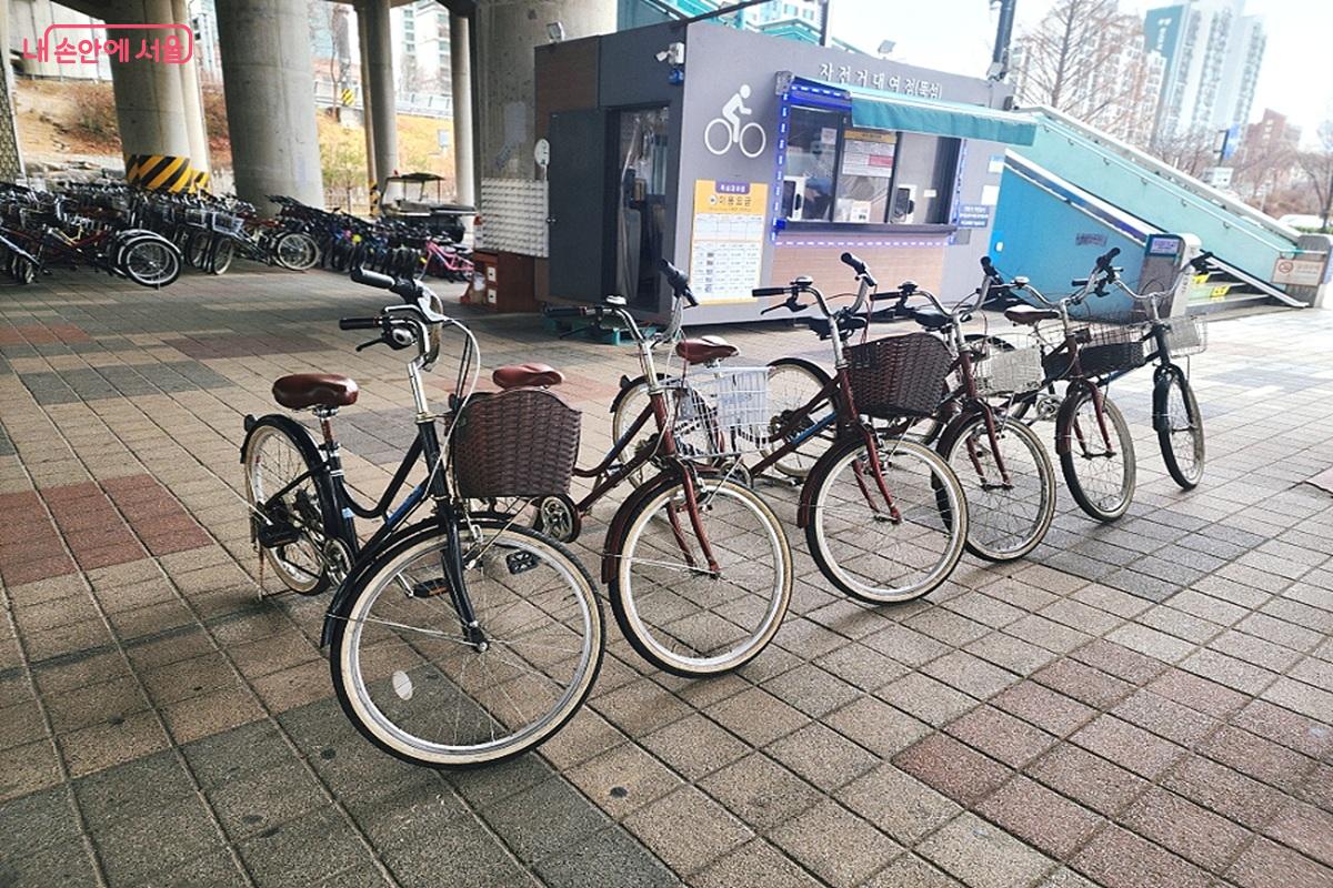 뚝섬한강공원 자전거 대여소에서 대여할 수 있는 1인용 자전거 &copy;김윤화