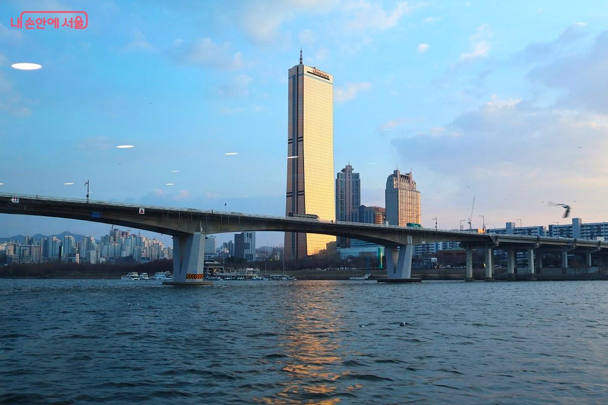 잠실선착장으로 돌아가는 길, 해는 뉘엿뉘엿, 황금빛 63빌딩과 원효대교가 어우러진 여의도의 마천루 풍경 ⓒ이봉덕