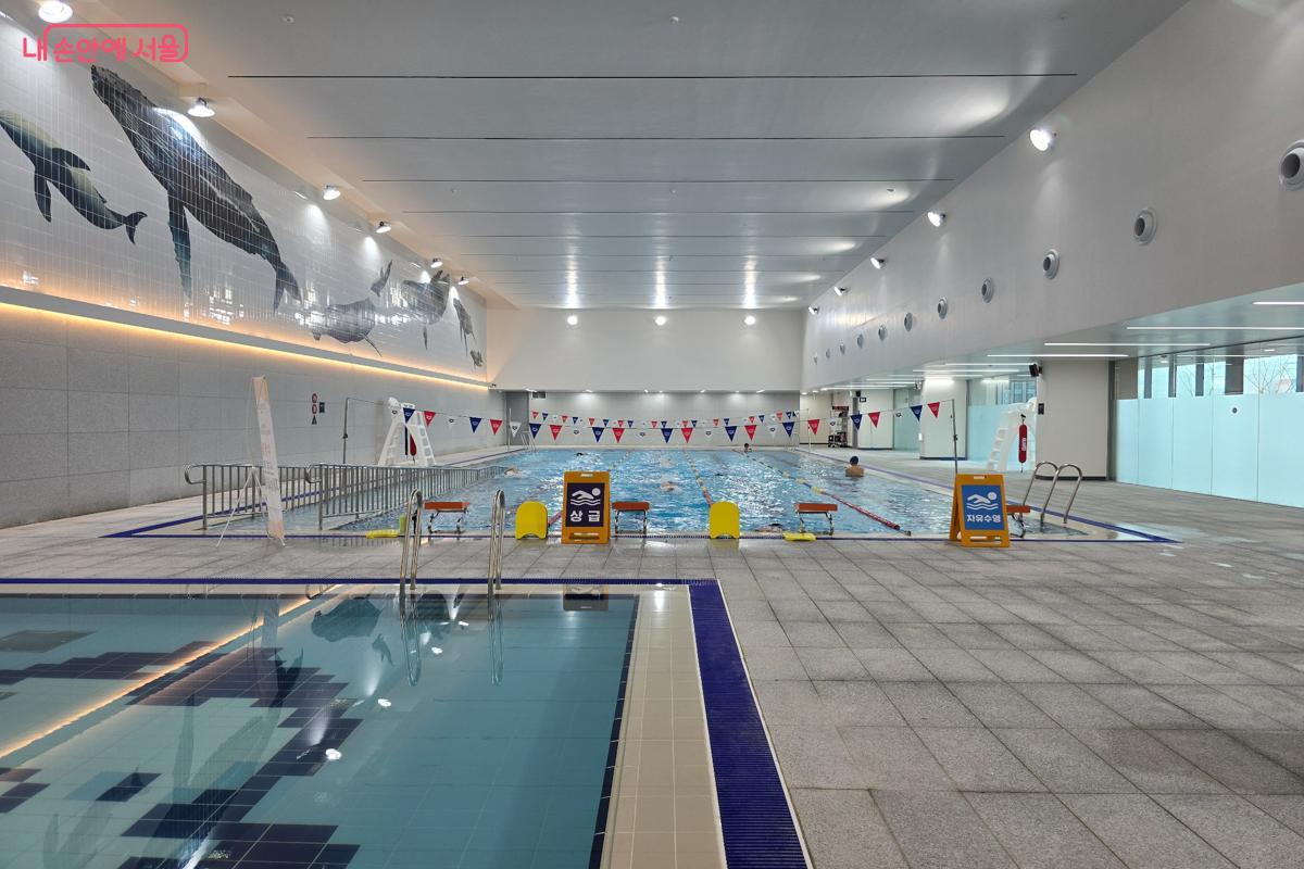 지하 2층에 자리한 25m 길이 수영장은 유아용 풀도 갖추고 있다. &copy;강사랑