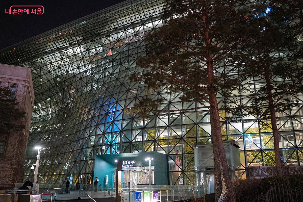 불이 켜진 야간 서울시청 전경 Ⓒ최승훈