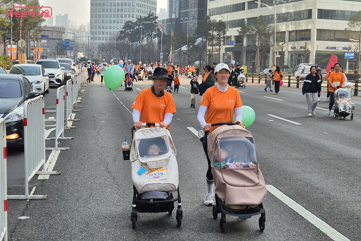 사이좋게 나란히 행진하는 유아차의모습에서 '가족'이라는 이름의 단단한 유대를 목격할 수 있다.
