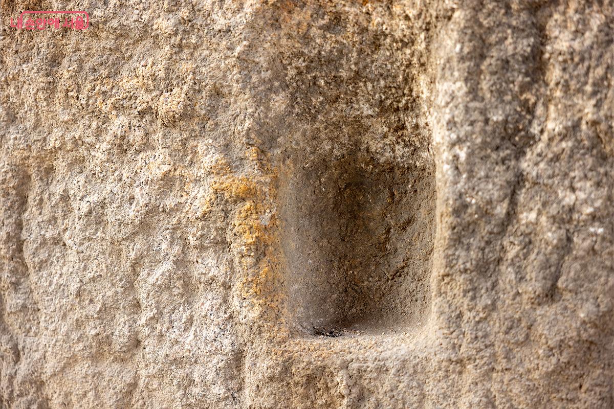 이간수문 성벽 돌에 남아 있는 흔적 &copy;장신자