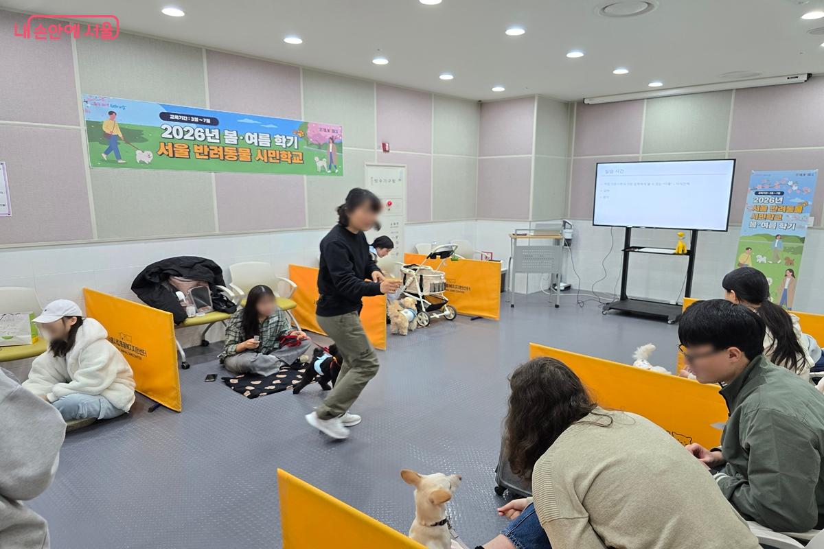 주변의 자극에 시선을 뺏기지 않고 보호자에게 집중하는 훈련이 이어졌다. &copy;강사랑