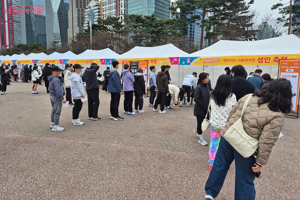 &lsquo;쉬엄쉬엄 모닝&rsquo; 행사장 한편에서 &lsquo;찾아가는 서울체력장&rsquo;이 운영되었다. &copy;이혜숙