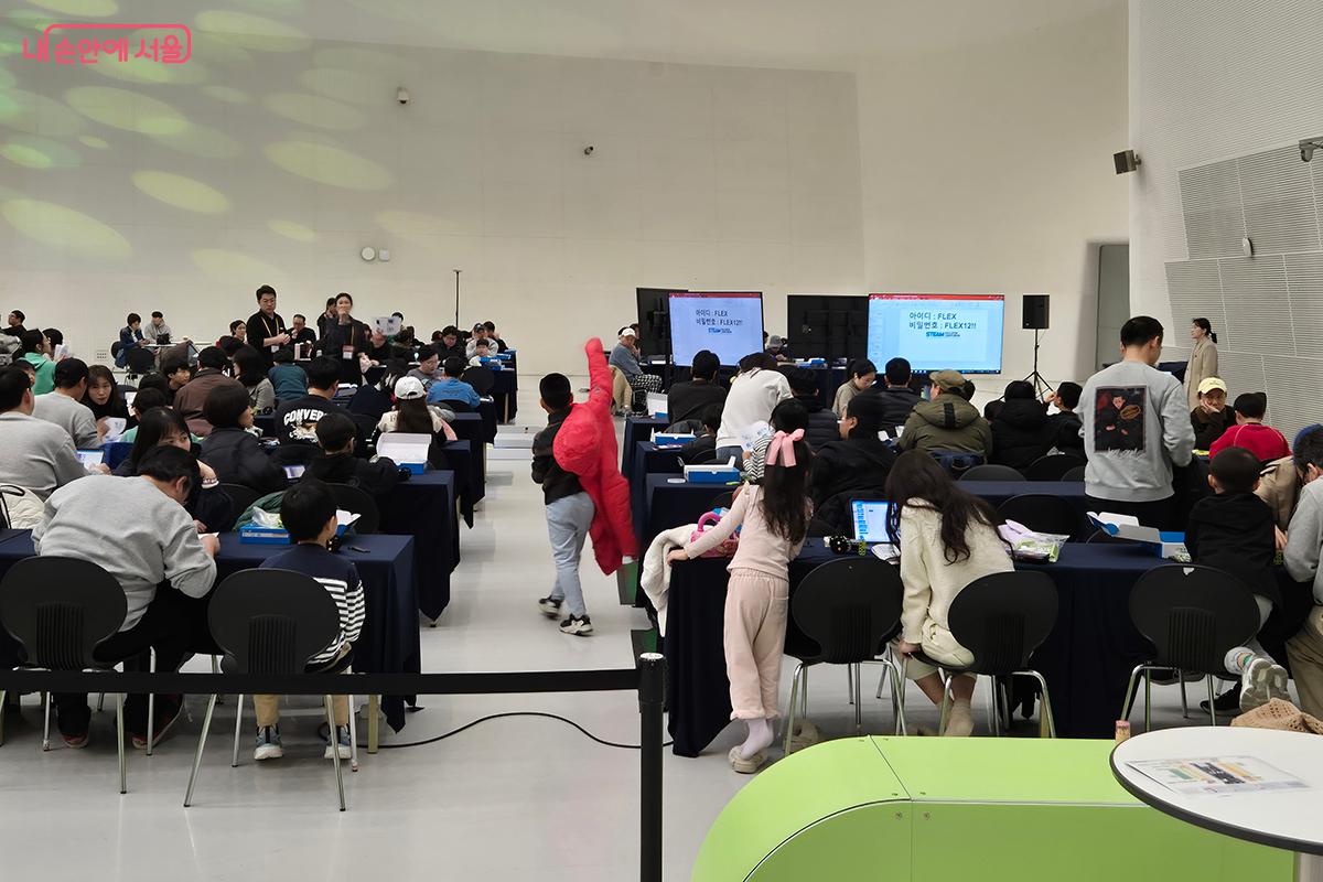AI 플렉스팟에서 열린 AI 백일장과 로봇 경진대회에 학생들과 동호인등이 참가해 실력을 겨뤘다.