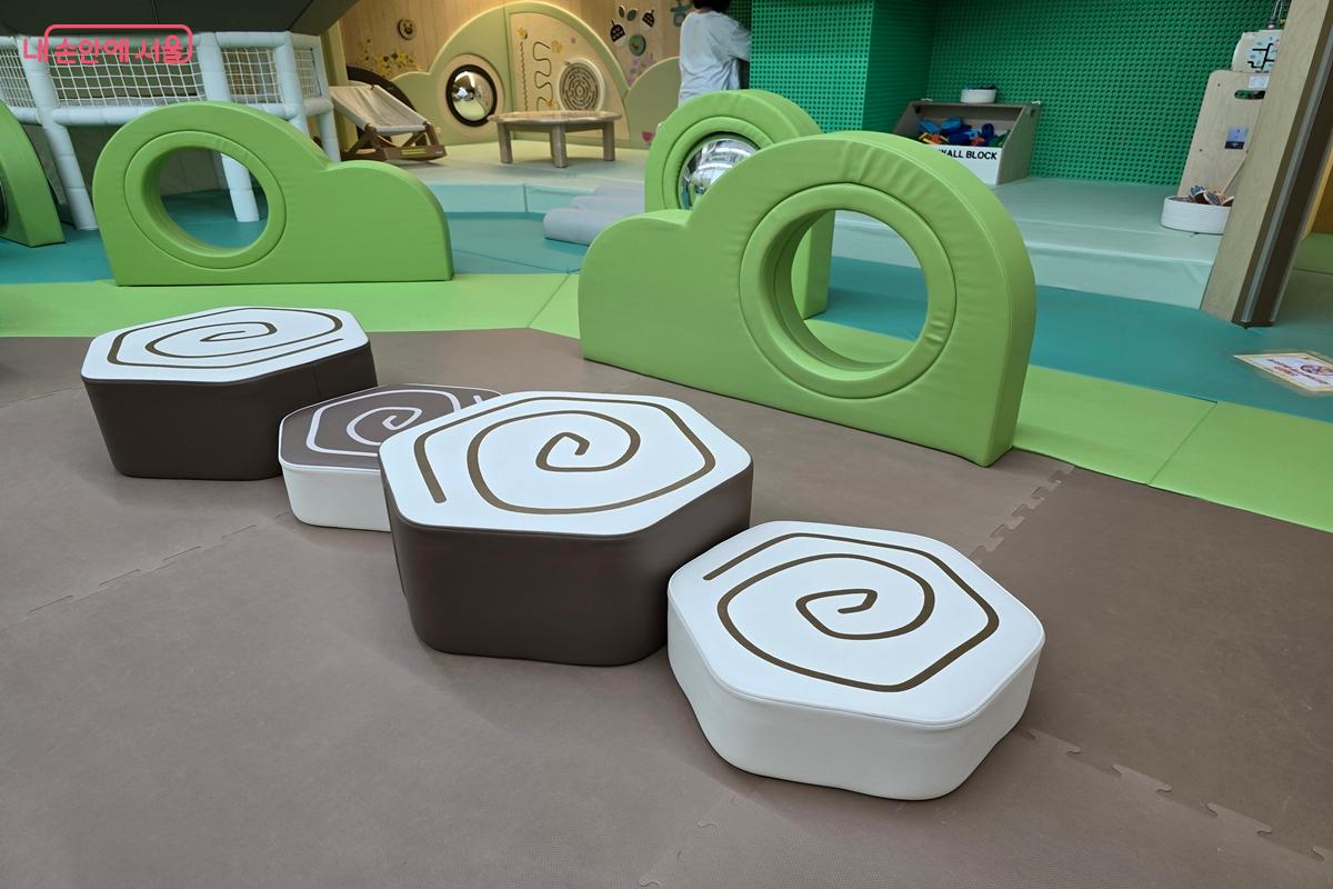 1층의 ‘걸음마 중심 공간’. 바닥과 구조물은 모두 충격을 최소화할 수 있도록 설계되었다. ©강사랑