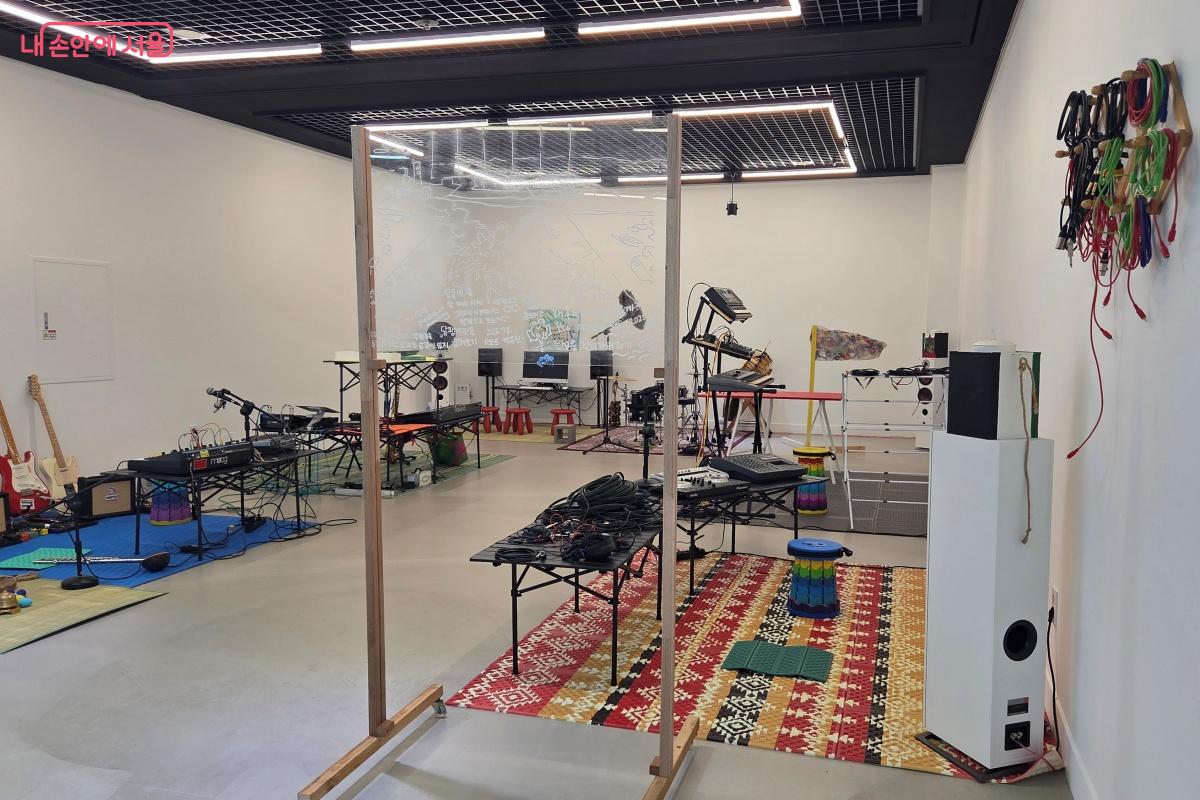 합주실로 변한 공간에서 서서울미술관 개관의 순간을 느낀다. &copy;김미선