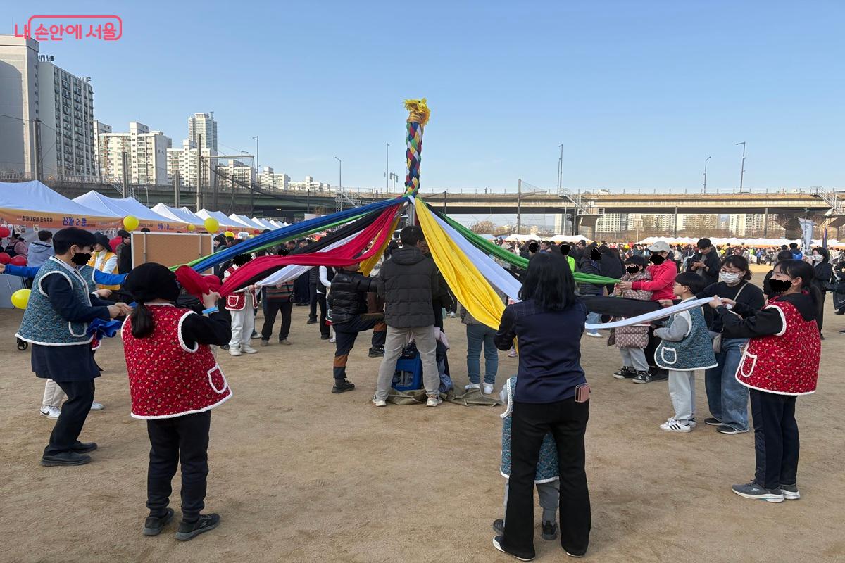 오색 천으로 매듭을 짓는 난장트기가 이어졌다. ⓒ조현영