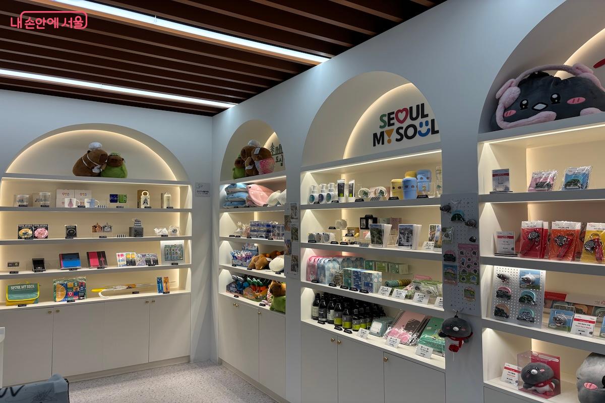 서대문구 캐릭터 '서치'를 모티브로 한 기념품, 서울시 굿즈 등을 판매하고 있다. &copy;이혜원