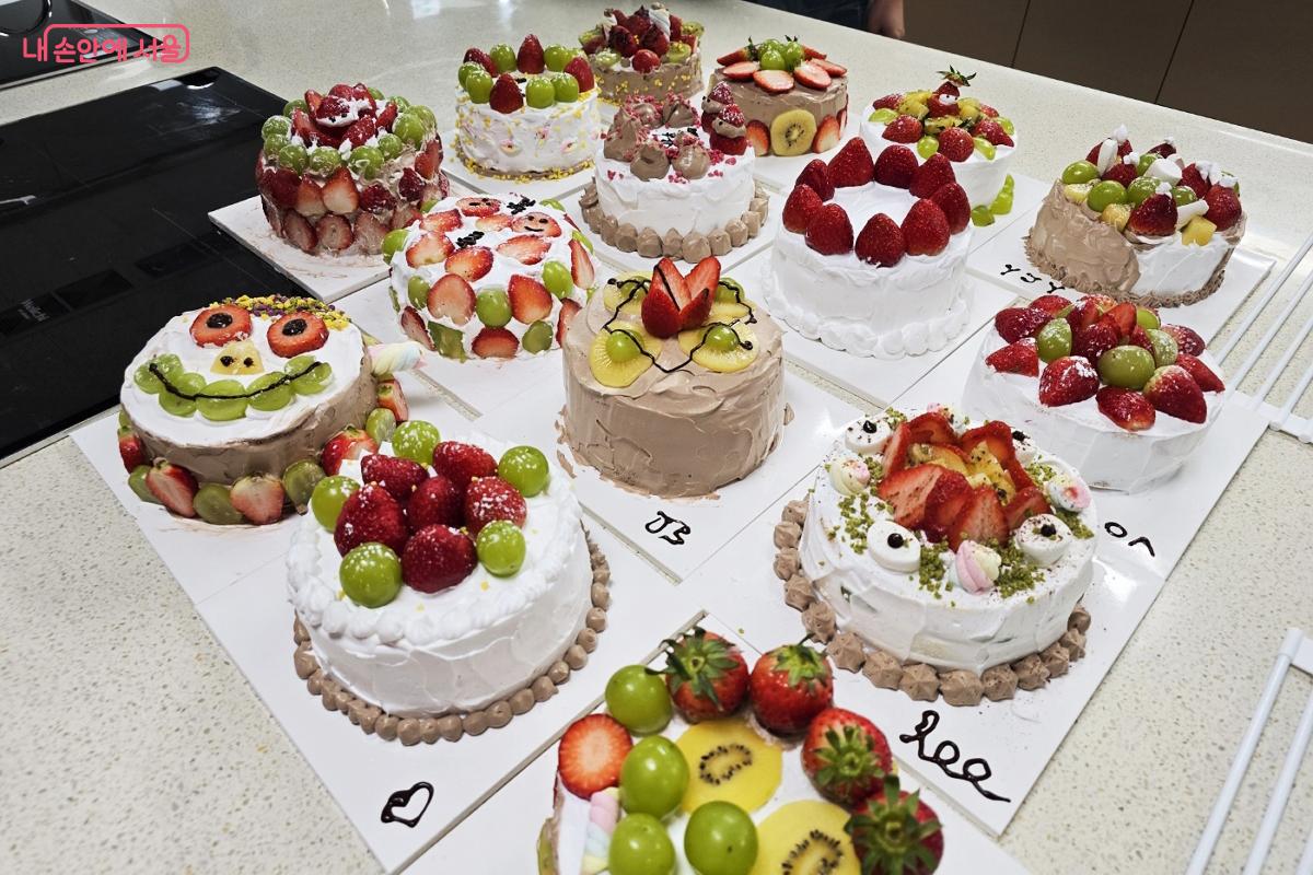 참여자들이 각자의 취향대로 완성한 생일 케이크 &copy;박진영