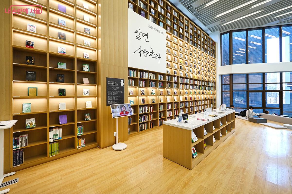 높은 책장과 공간감이 인상적인 강동숲속도서관 실내 전경 &copy;김주연