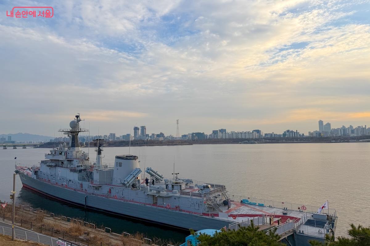 한강 위에 위용을 드러낸 서울함의 전경 &copy;이미현