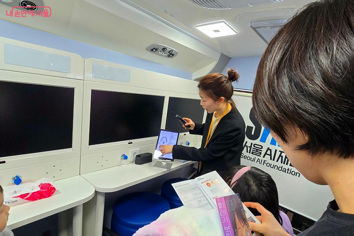 서울동행버스 내부에서 설명을 듣고 있다. ⓒ김윤경