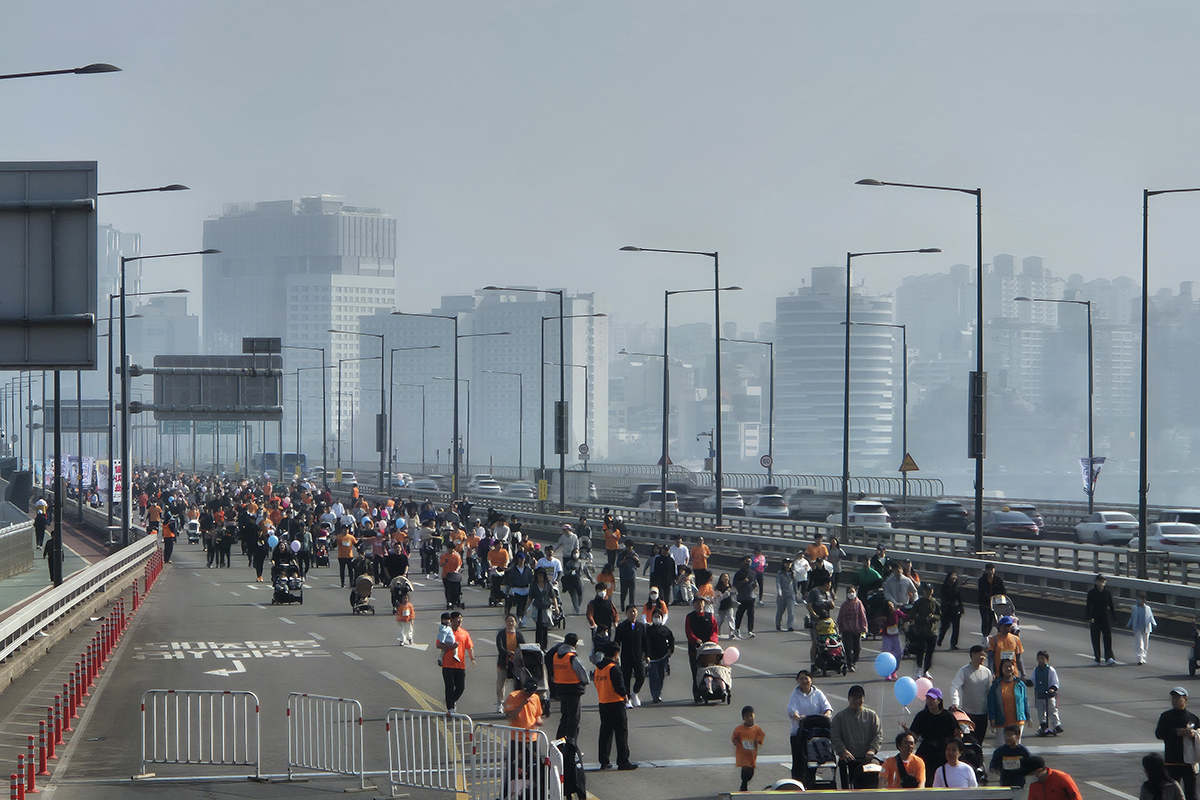 도로가 아이들 웃음소리로 가득! 유아차가 만든 기적의 8km 행렬