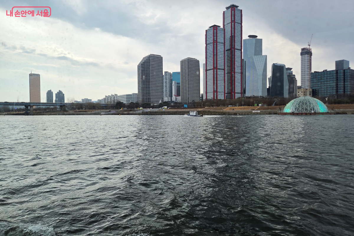 한강버스에서 본 여의도 전경 © 김승아