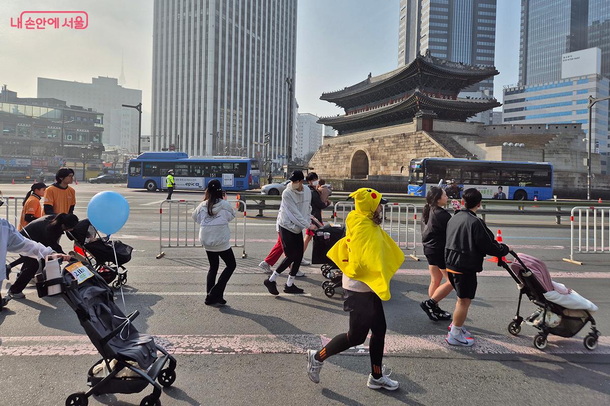 토끼반 참가자들이 숭례문 앞을 지나고 있다. ©정향선