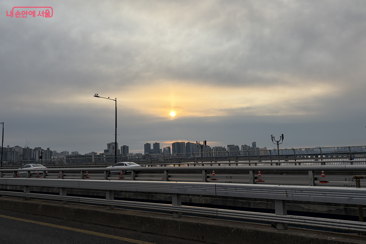 마포대교 위에서 달리면서 찍은 떠오른 해 ©김경선