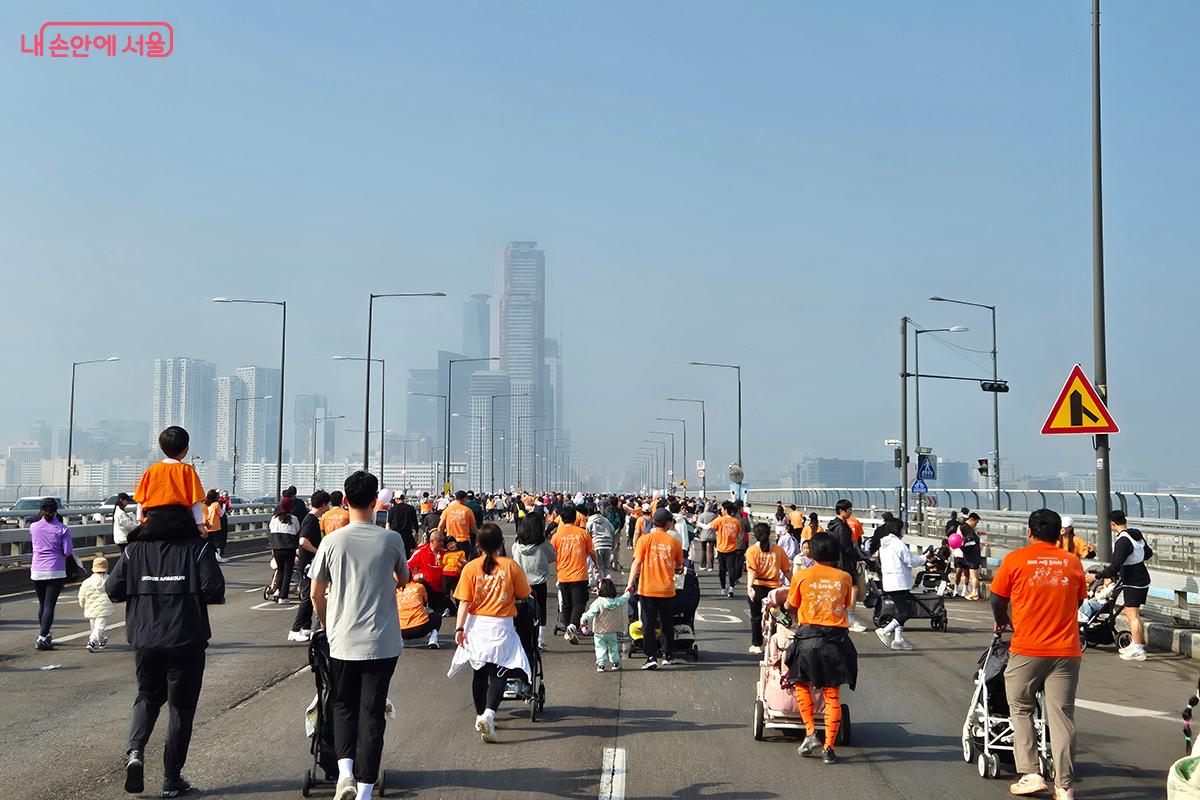 차 없는 마포대교 위를 유아차와 시민들이 지나는 모습은 낯설면서도 반갑게 느껴졌다.