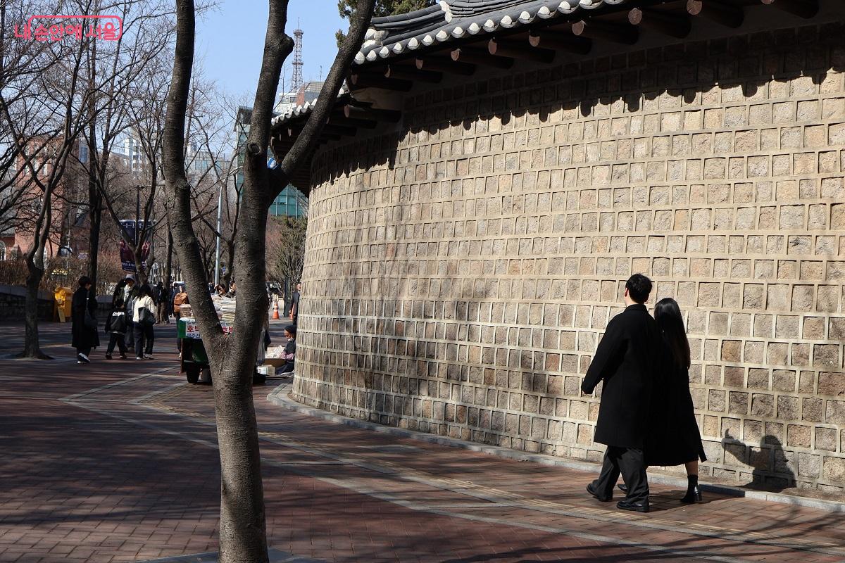 덕수궁 돌담길은 정동 산책의 낭만을 시작하는 상징적인 구간이다. &copy;이봉덕