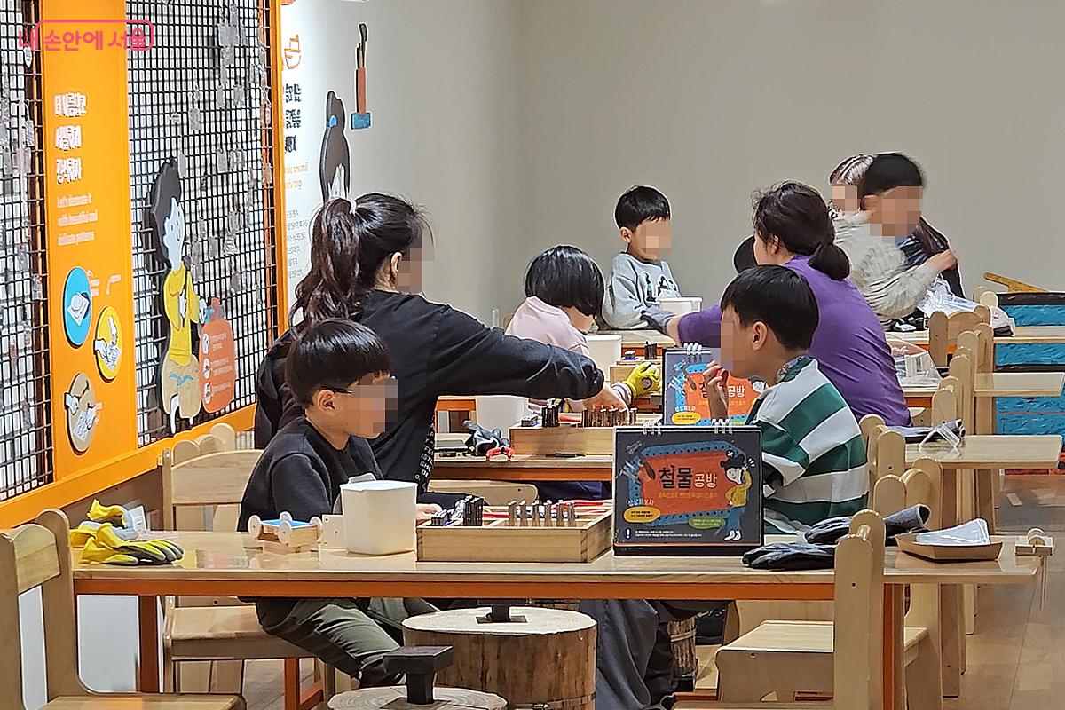 철물공방에서 다양한 물건을 만들어보는 어린이와 가족 &copy;오도연