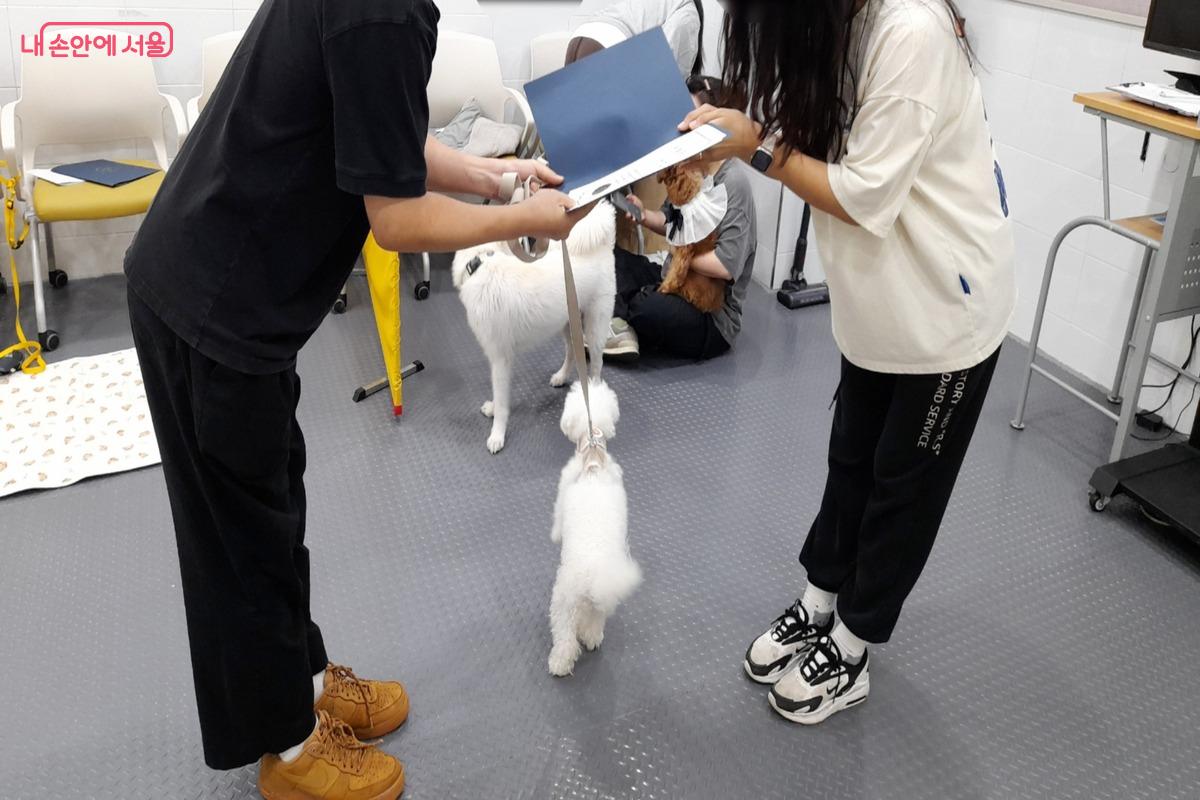 서울 반려동물 시민학교 4주 수업을 마치면 수료증도 받는다. ⓒ김은주