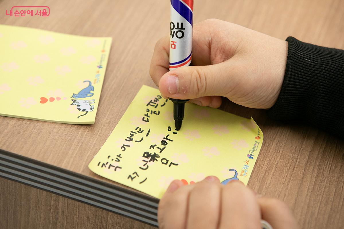 정성스럽게 축하 메시지를 작성하는 모습 &copy;이란