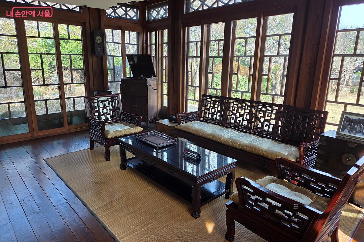 해설사와 함께 백인제가옥 내부를 둘러볼 수 있다. &copy;정민호