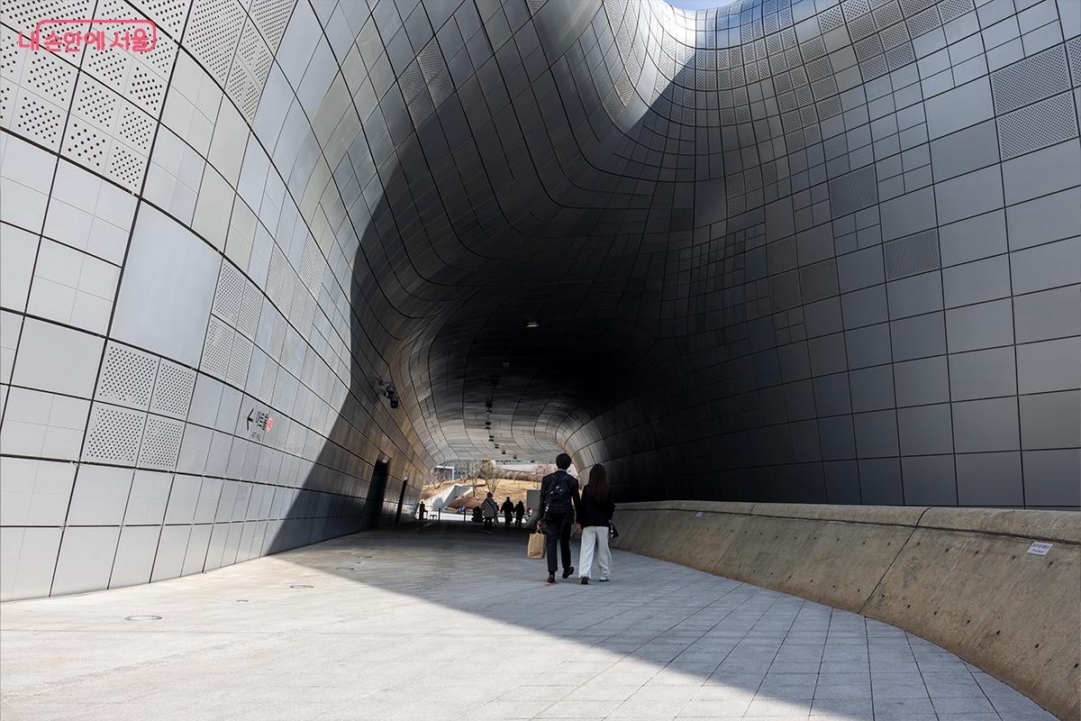 DDP 내부 통로의 미래적인 공간 디자인 &copy;장신자