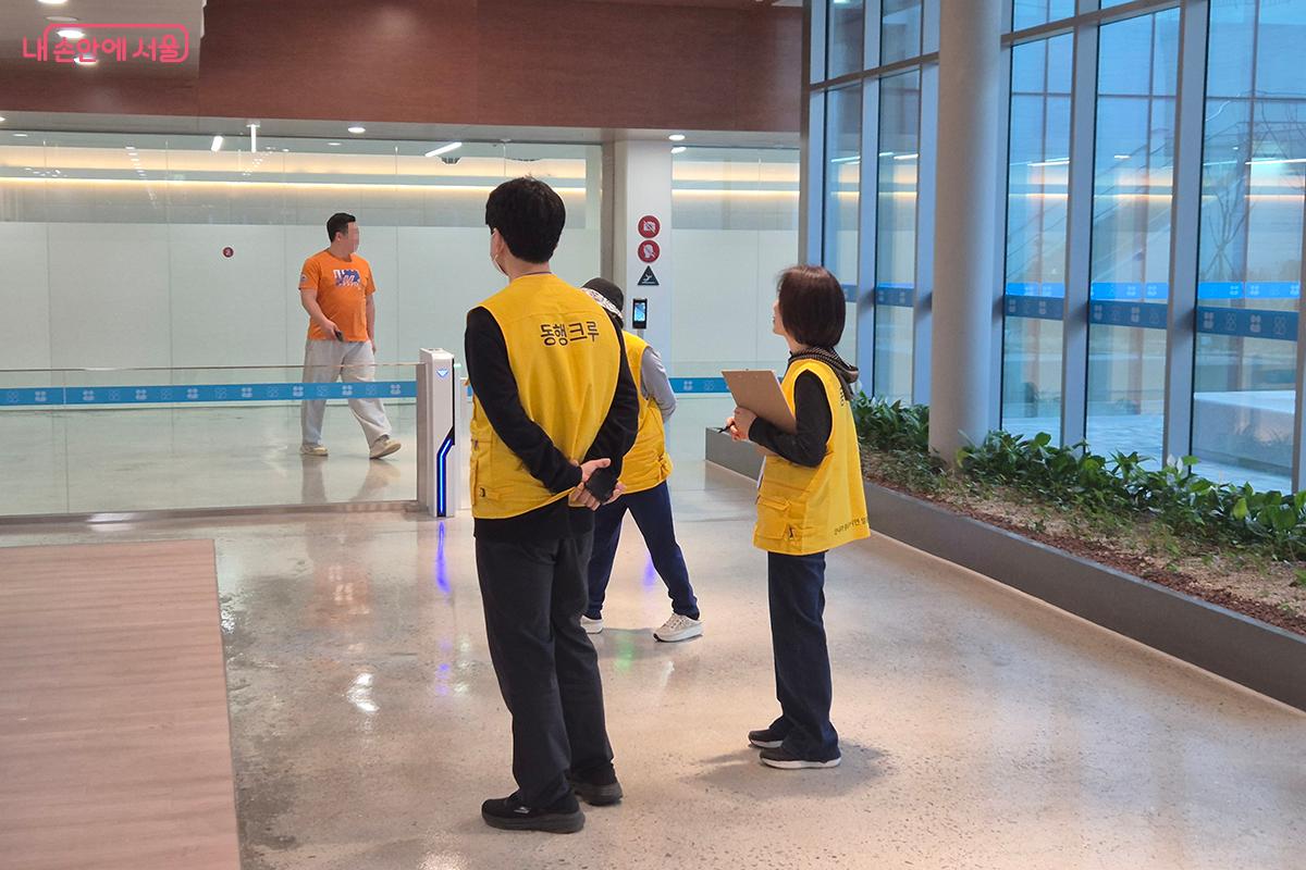 노란 조끼를 입은 ‘동행크루’ 도우미들이 시설 이용과 이동 등을 돕는다. ©백승훈