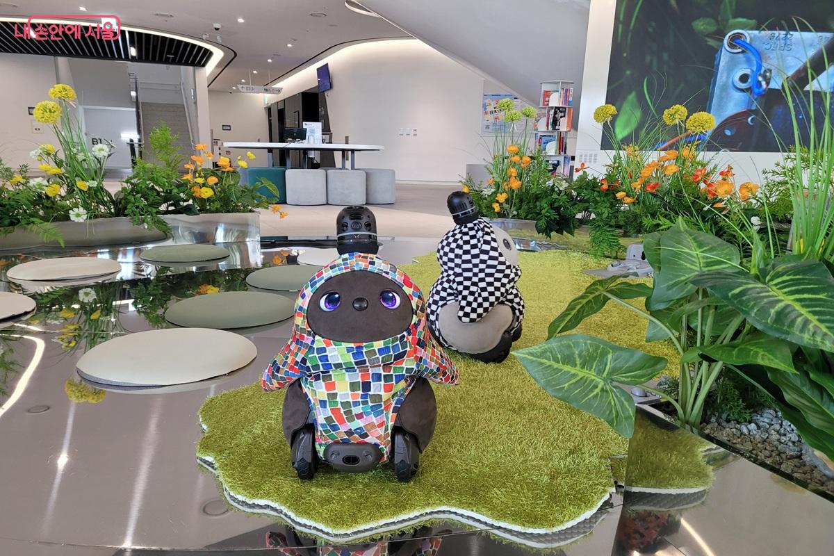 서울로봇인공지능과학관 내부 로비에서 전시된 로봇 캐릭터 모습 &copy;조연