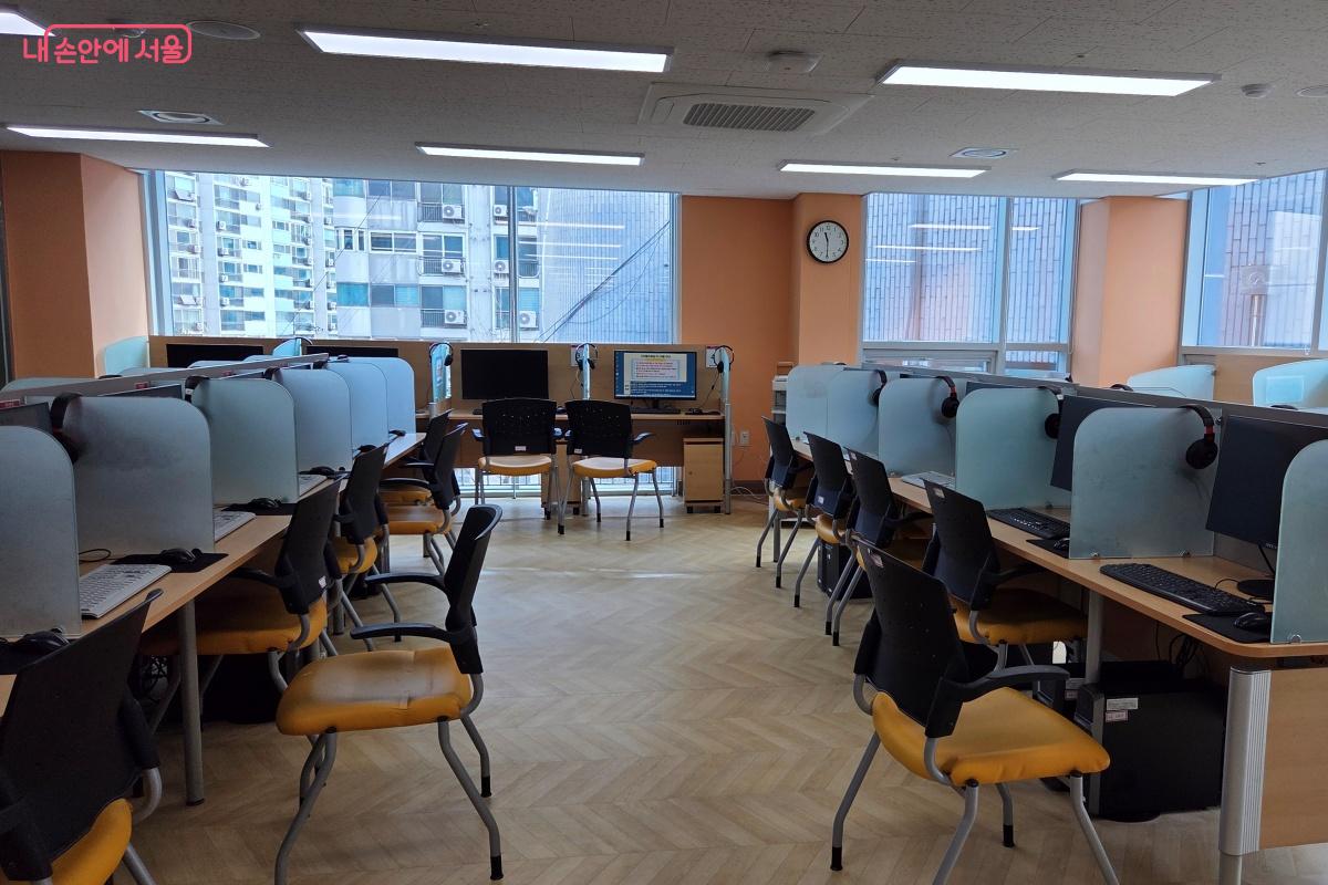 디지털자료실을 통합해 복합기능의 학습공유 공간으로 운영한다. ⓒ김미선