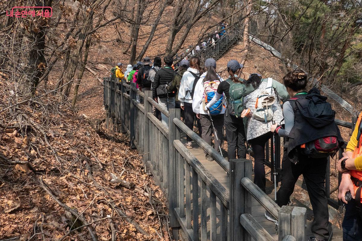 서울둘레길 총 21개 코스 중 상급에 속하는 1, 2코스의 오르막 계단 &copy;김인수