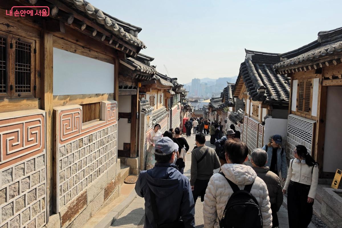 관광객들의 명소 - 북촌 &copy; 박승식