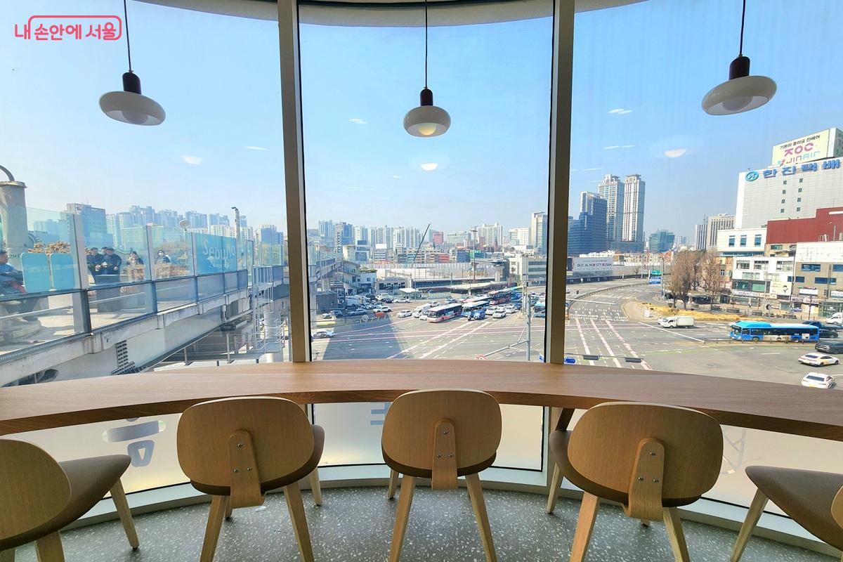 서울역 인근의 풍경을 여유롭게 감상하기 좋은 창가 자리 ©김윤화