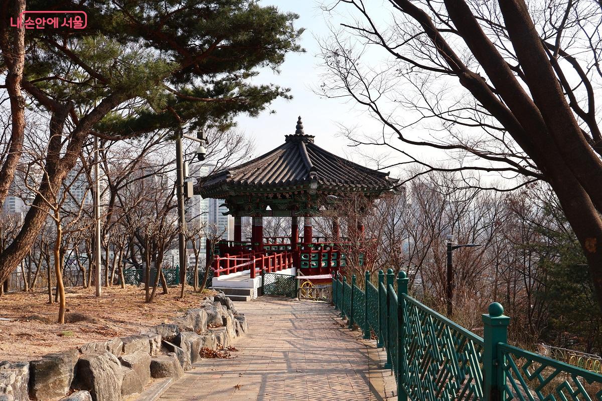 동망봉 정상에 자리한 고즈넉한 정자의 풍경 &copy;김대진 