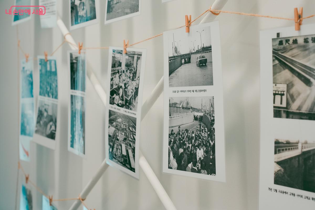 복도 벽면에 노끈과 집게로 아기자기하게 전시된 구로구의 옛날 흑백 사진들 &copy;김성무