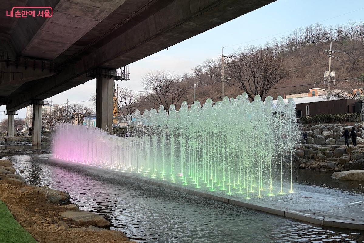 LED 조명과 레이저를 활용해 입체적인 공연을 연출한다. &copy;이혜원