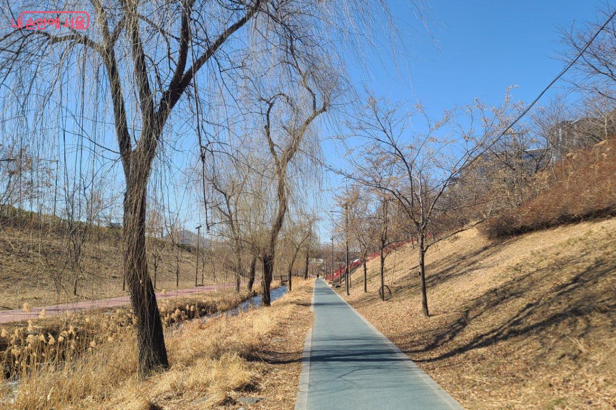산책로 주변 모습 &copy;김미정