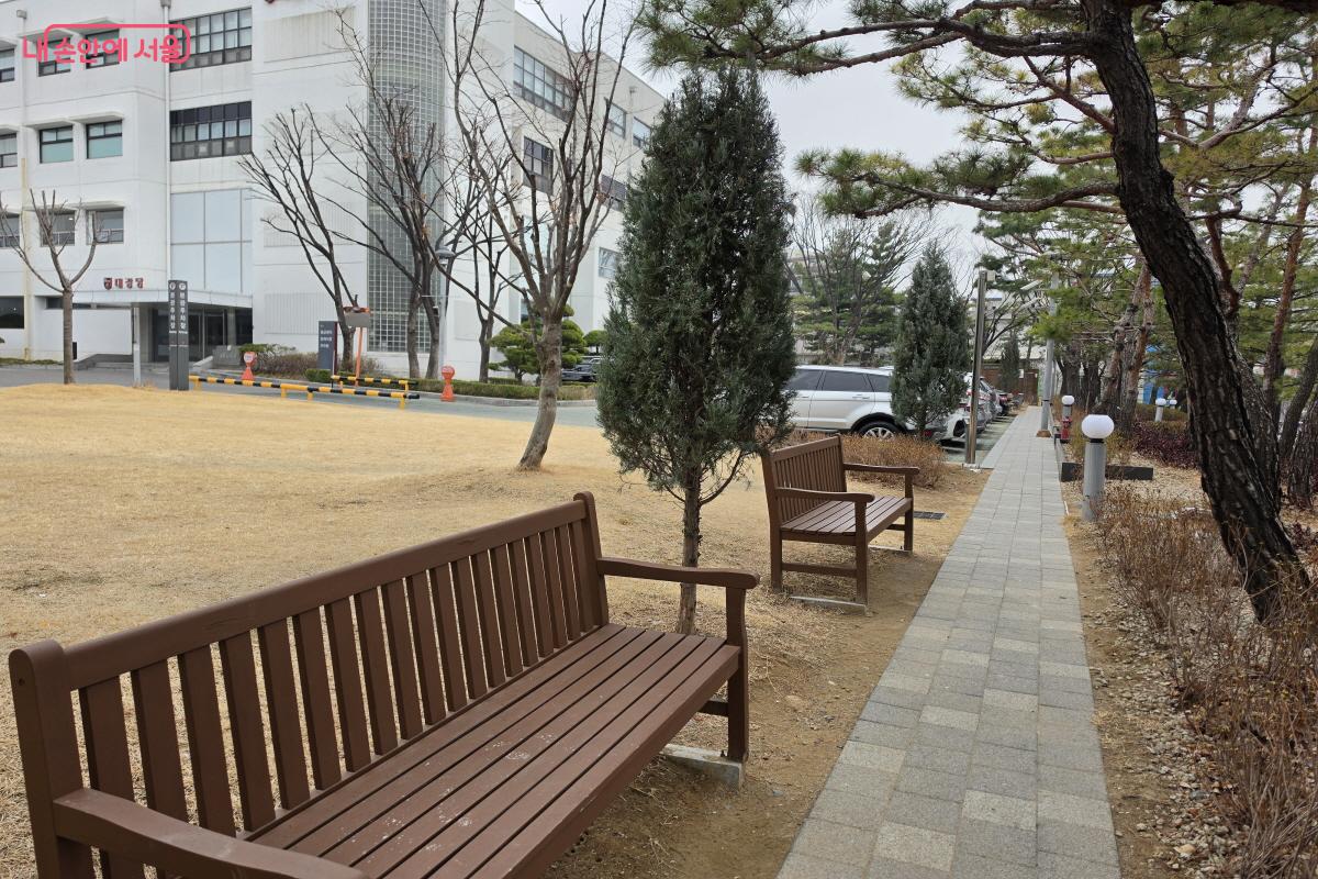 곳곳에 환자와 보호자가 쉴 수 있는 벤치를 배치했다. ⓒ조수연