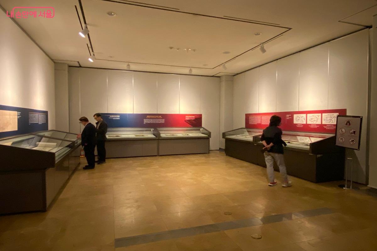 규장각 전시실 내부를 둘러보았다. &copy;이근석