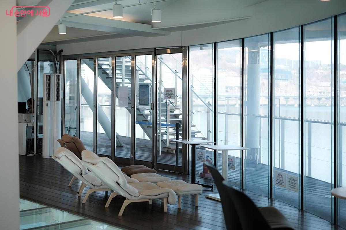 선베드에 몸을 뉘고 한강의 주&middot;야경을 즐길 수 있다. &copy;김아름