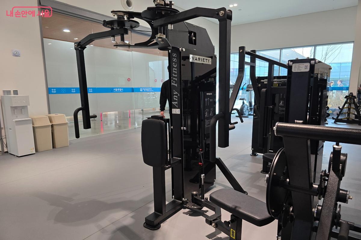 휠체어 이용자가 그대로 접근해 운동할 수 있는 구조다. &copy;강사랑