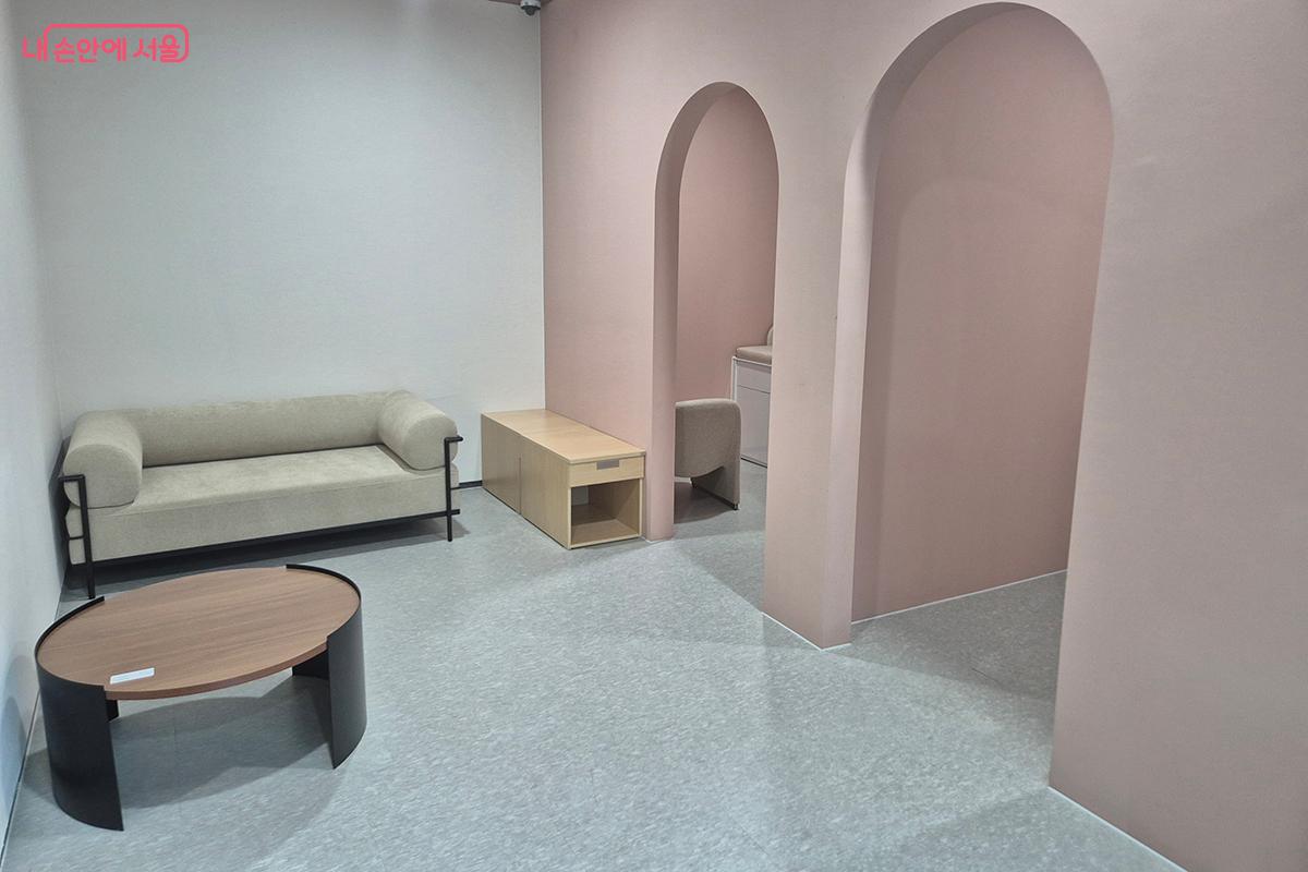 가족이 휴식을 취할 수 있는 가족 수유실 시설 ©백승훈