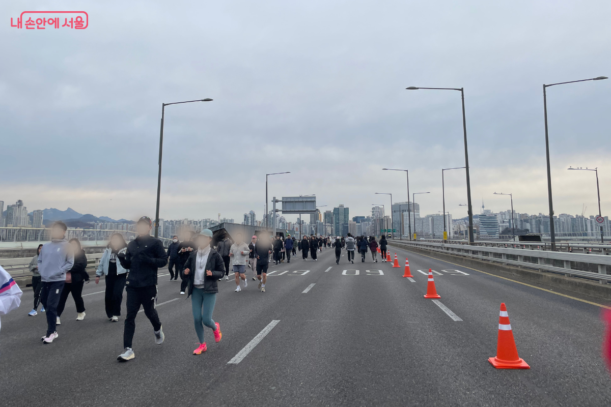 참가자들이 도로 위를 즐겁게 달리고 있다. &copy;이서윤